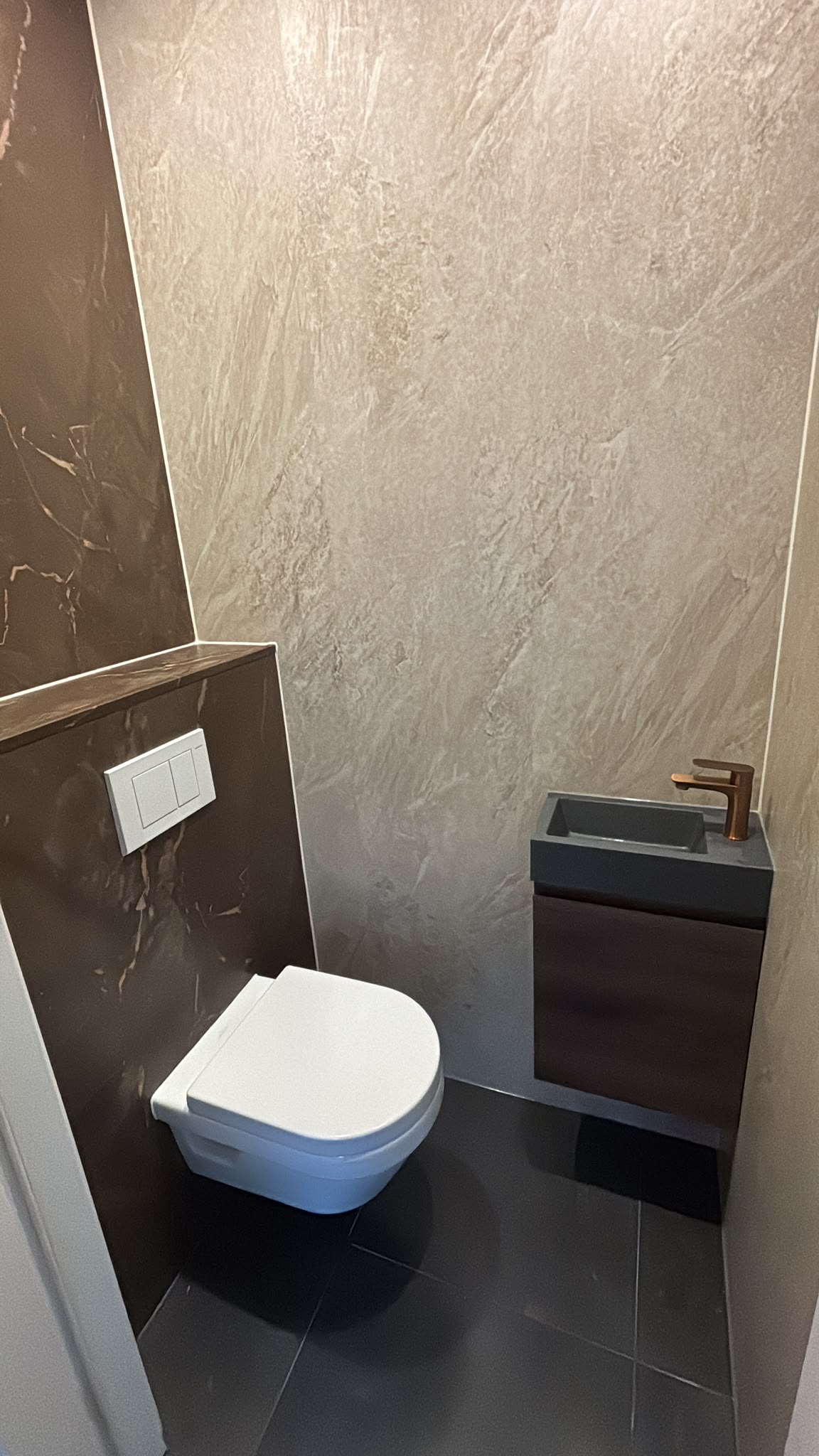 Wc renovatie met marmerlook wandpanelen en mat zwart meubel Wc renovatie met marmerlook wandpanelen en mat zwart meubel