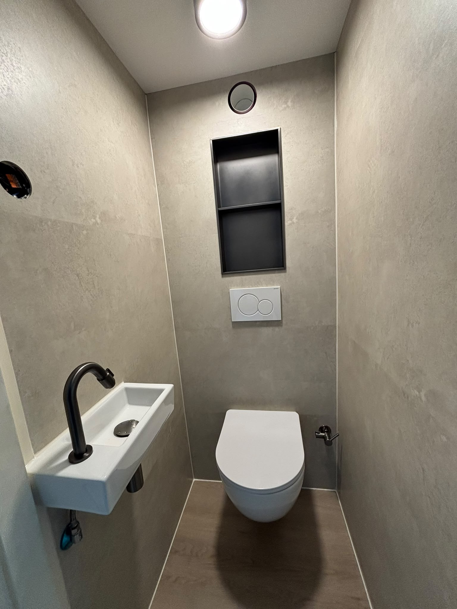 Wc renovatie in greige met inbouwnis en mat zwart sanitair Wc renovatie in greige met inbouwnis en mat zwart sanitair
