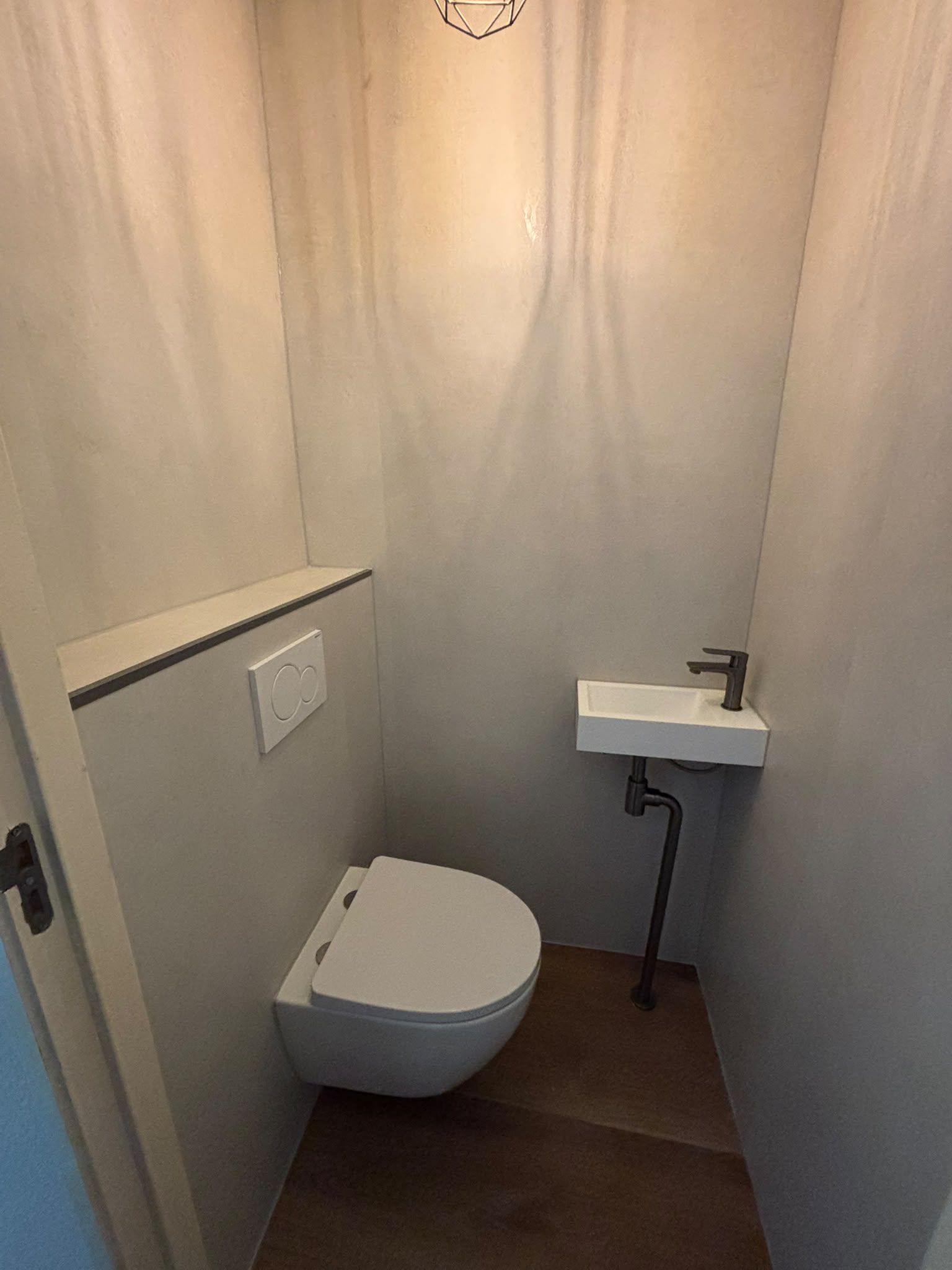 Wc renovatie in een warme crèmetint met mat zwart sanitair Wc renovatie in een warme crèmetint met mat zwart sanitair