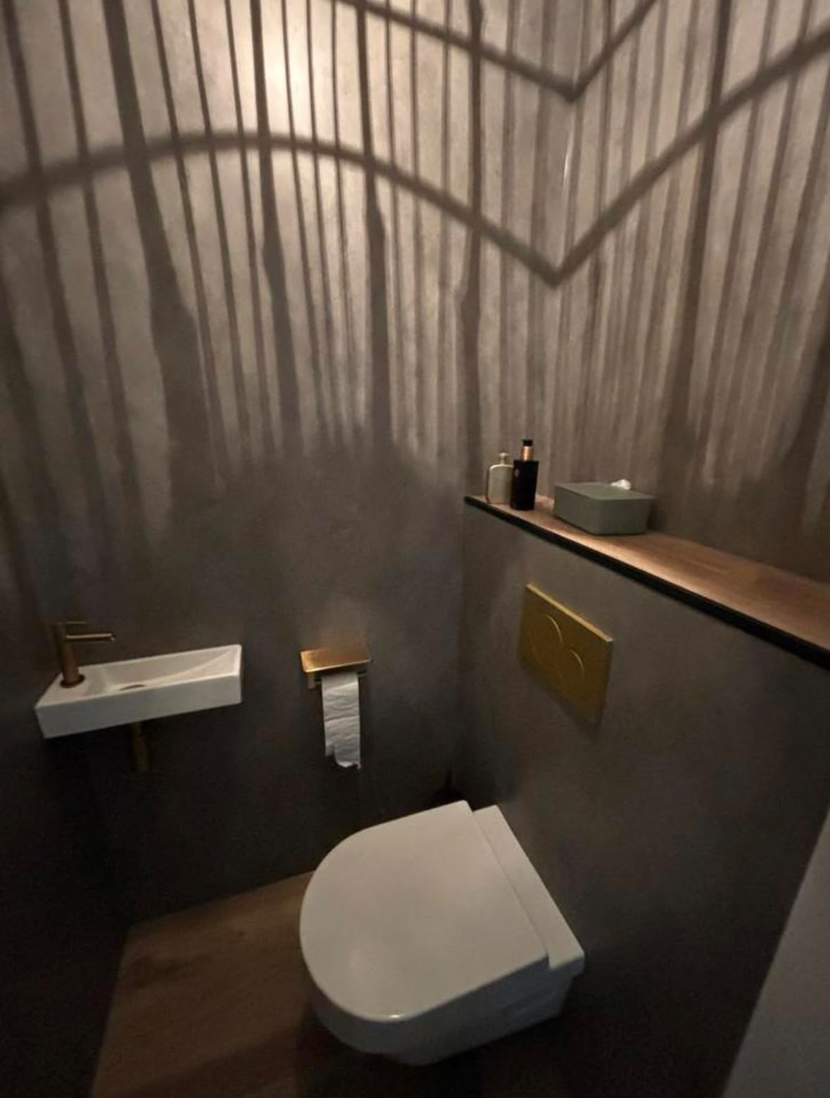 Wc renovatie in antraciet met gouden accenten Wc renovatie in antraciet met gouden accenten